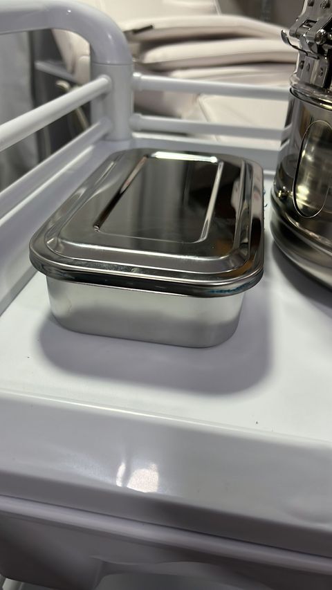 BANDEJA DE ACERO INOXIDABLE CON TAPA 