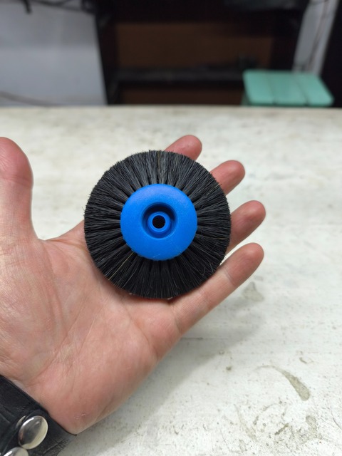 Cepillo de cerdas negras para pulidora. (importado)