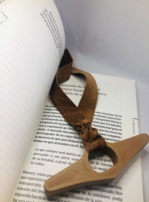 Señalador + anillo de lectura en madera y cuero vacuno. Diseño sostenible.