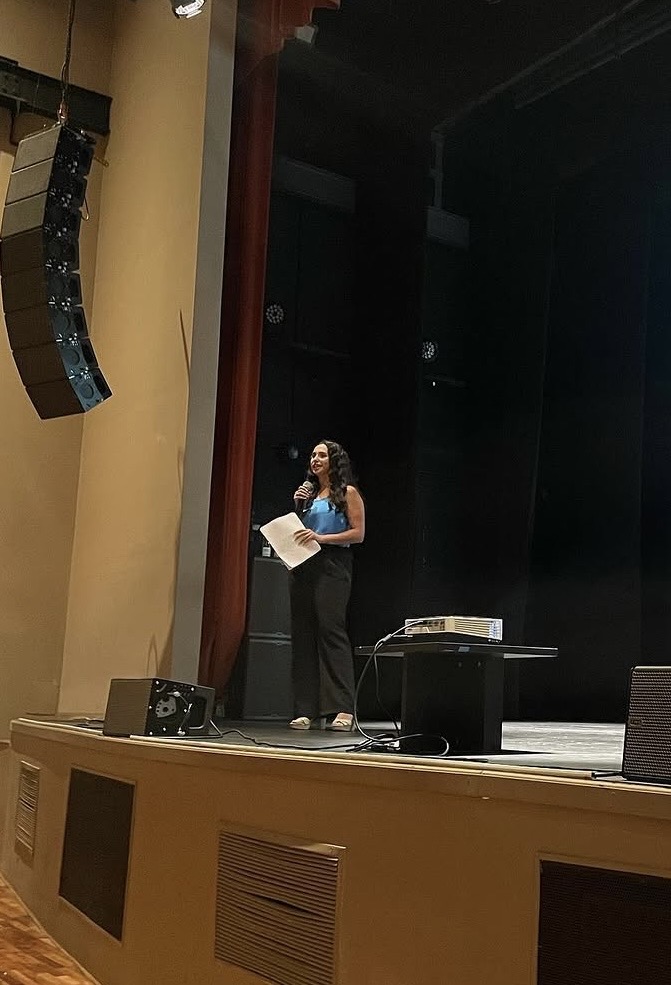 Ludmila dando una capacitación