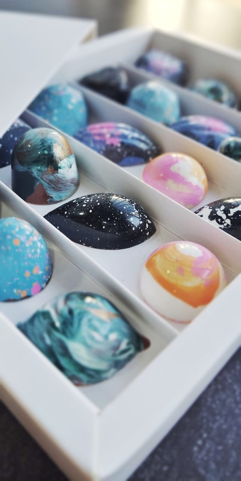 CHOCOLATERÍA PROFESIONAL DESDE CERO — APRENDÉ A TRABAJAR CON CHOCOLATE REAL Y CREAR PIEZAS DE ALTO VALOR