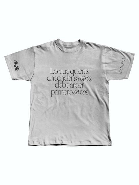 Remera “Lo que quieras enceder en otros, debe arder primero en vos.” | Escalera by Hábito x Custore