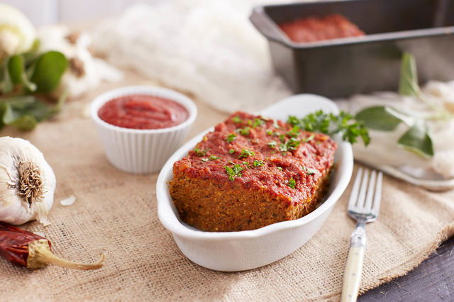 Pastel de mijo con salsa de remolacha