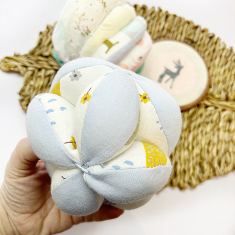 Pelota Montessori Celeste y Blanco