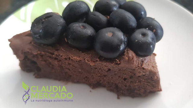 Pastel de chocolate  con glaseado de plátano y aguacate.