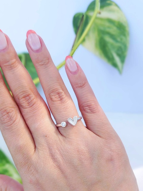 Anillo corazón con nácar y punto de luz semi ajustable