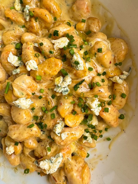 Ñoquis de zanahoria y ajo con crema de cebollas caramelizadas y queso azul