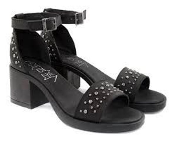 SANDALIA CON TACHAS Y TALONERA