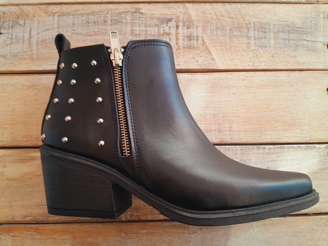 BOTINETA NEGRA CON DETALLE DE TACHAS