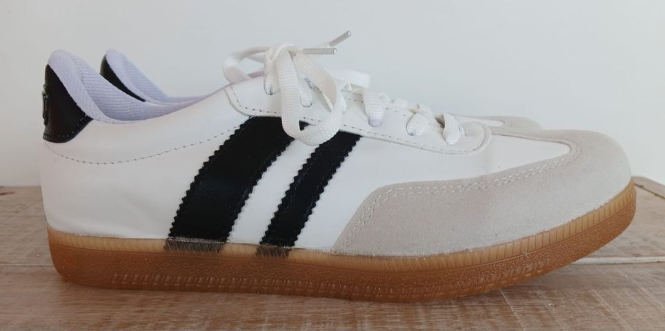 ZAPATILLAS BLANCAS CON 2 TIRAS