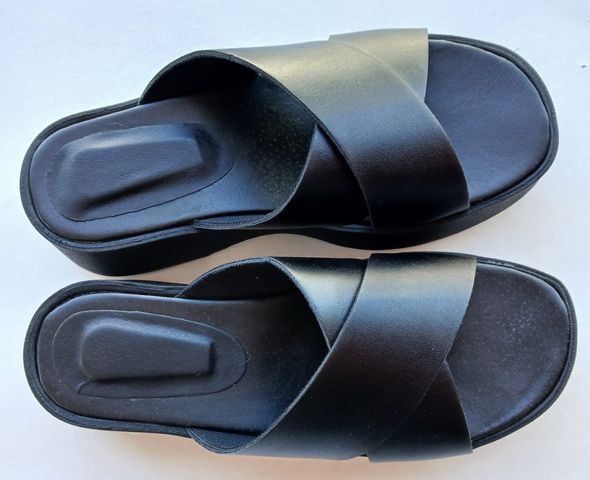 SANDALIA CON PLATAFORMA NEGRA