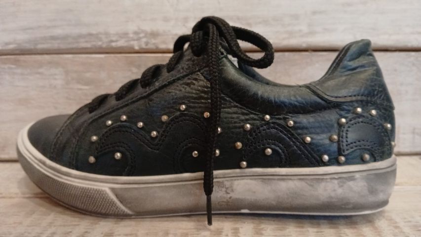 ZAPATILLAS DE CUERO NEGRA