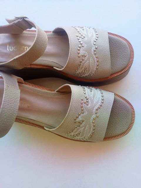 SANDALIA CON BASE ENTERA