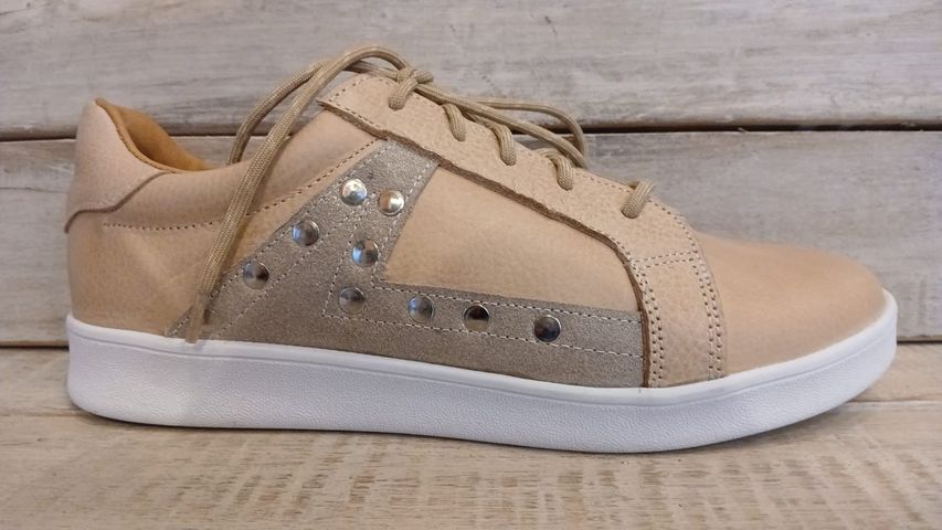 ZAPATILLAS DE CUERO CON TACHAS