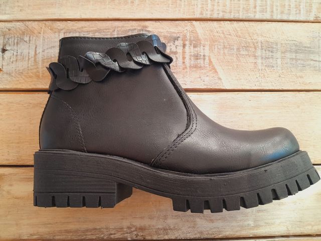 BORCEGO NEGRO CON DETALLE