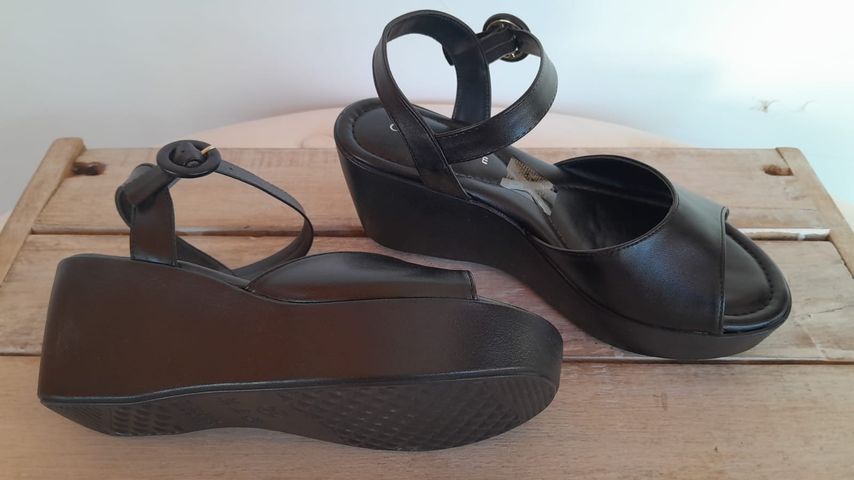 SANDALIA NEGRA CON BASE ENTERA