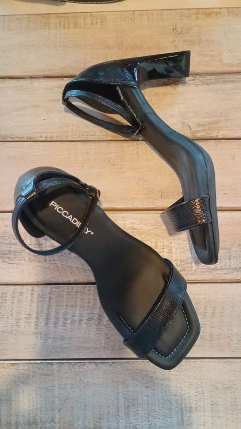 SANDALIA NEGRA CON TALONERA