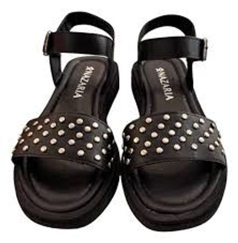 SANDALIA NEGRA CON TACHAS
