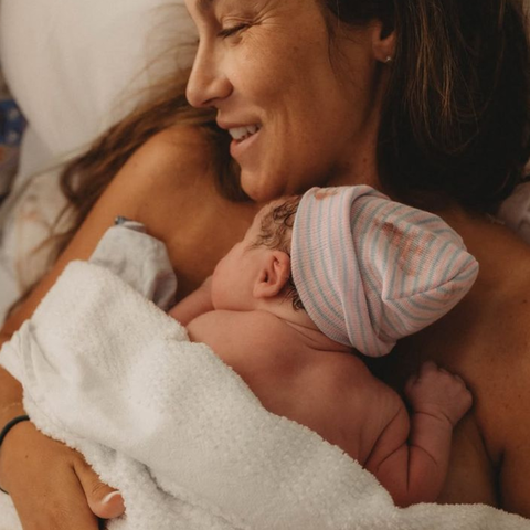 El contacto piel con piel: sostén y regulación desde el inicio