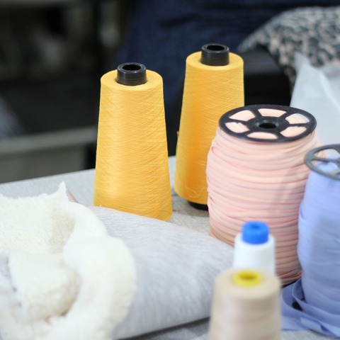 TU GUÍA GRATUITA PARA EMPEZAR A FABRICAR • ¡Más de 200 proveedores para emprendedores textiles!