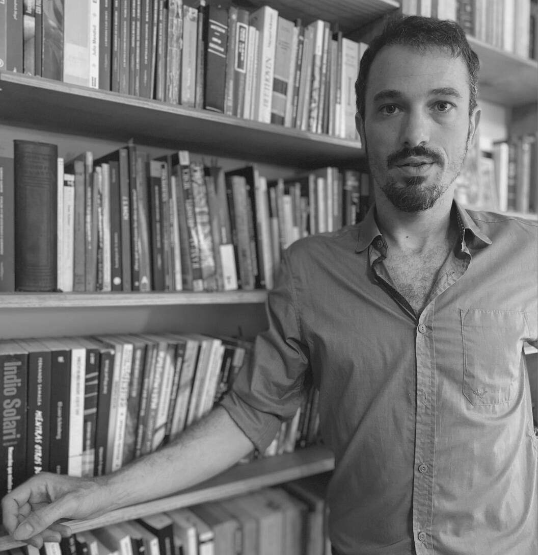 Agustín Zannoli frente a una biblioteca