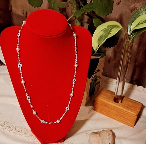 Collar de perlas pequeñas y ojos turcos 