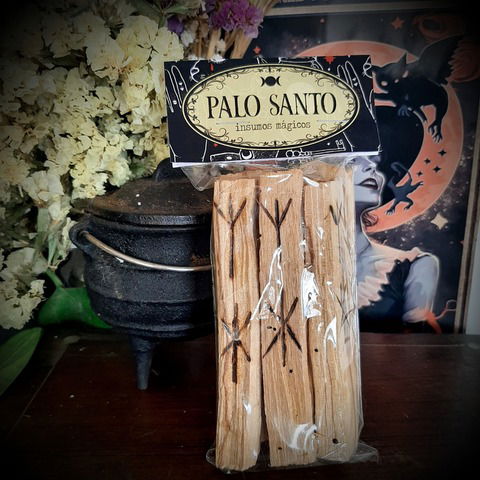 Palo Santo marcado con runas de limpieza