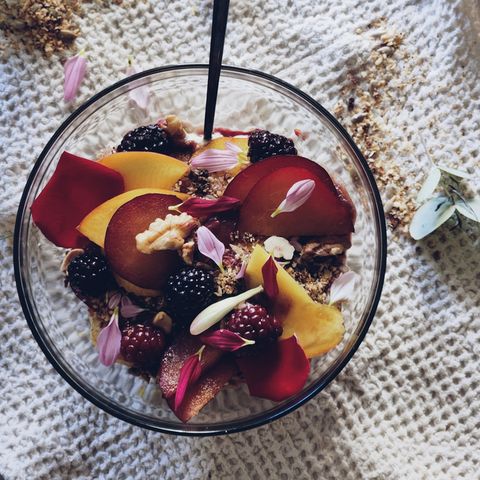 Yogur de castañas con crujiente frutal con y mermelada