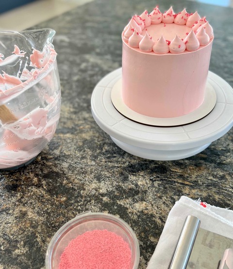 TORTA ALTA CUBIERTA CON BUTTERCREAM
