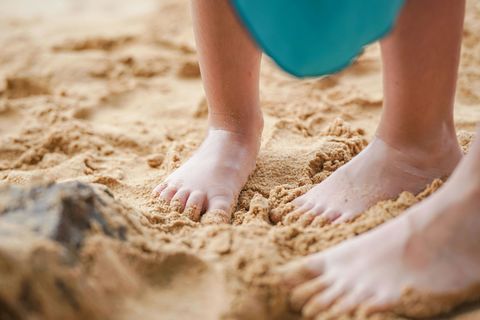 Los beneficios de caminar con los pies descalzos en la educación inicial