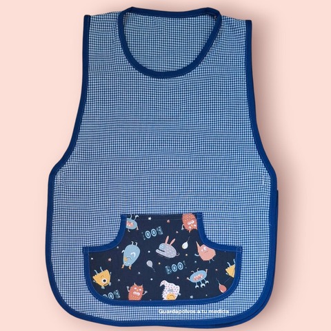 Guardapolvo para niños y niñas con bolsillo de monstruitos y tela cuadrillé