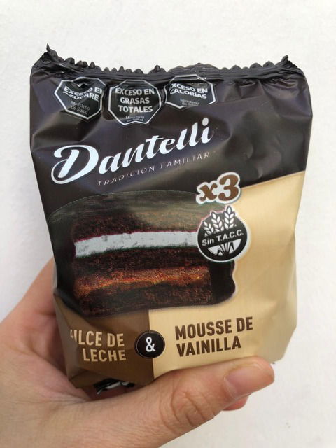 Alfajor DANTELLI TRIPLE dulce de leche y mousse vainilla