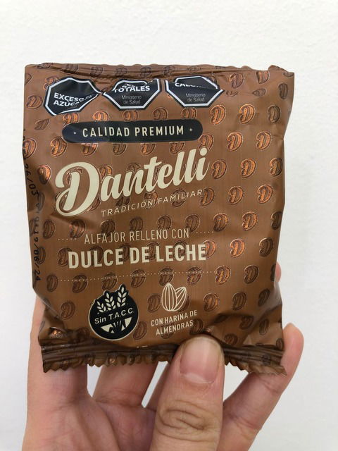 Alfajor DANTELLI con harina de almendras y dulce de leche