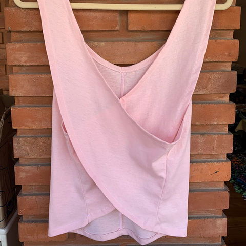 musculosa con espalda cruzada