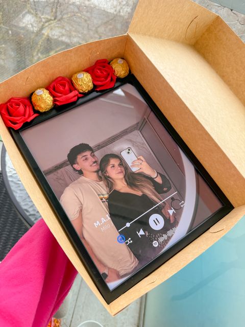 Box Cuadro 20x25cm + Rosas + Ferrero