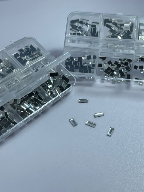 CAJA DE CRISTALES CUADRADOS PLATEADOS 