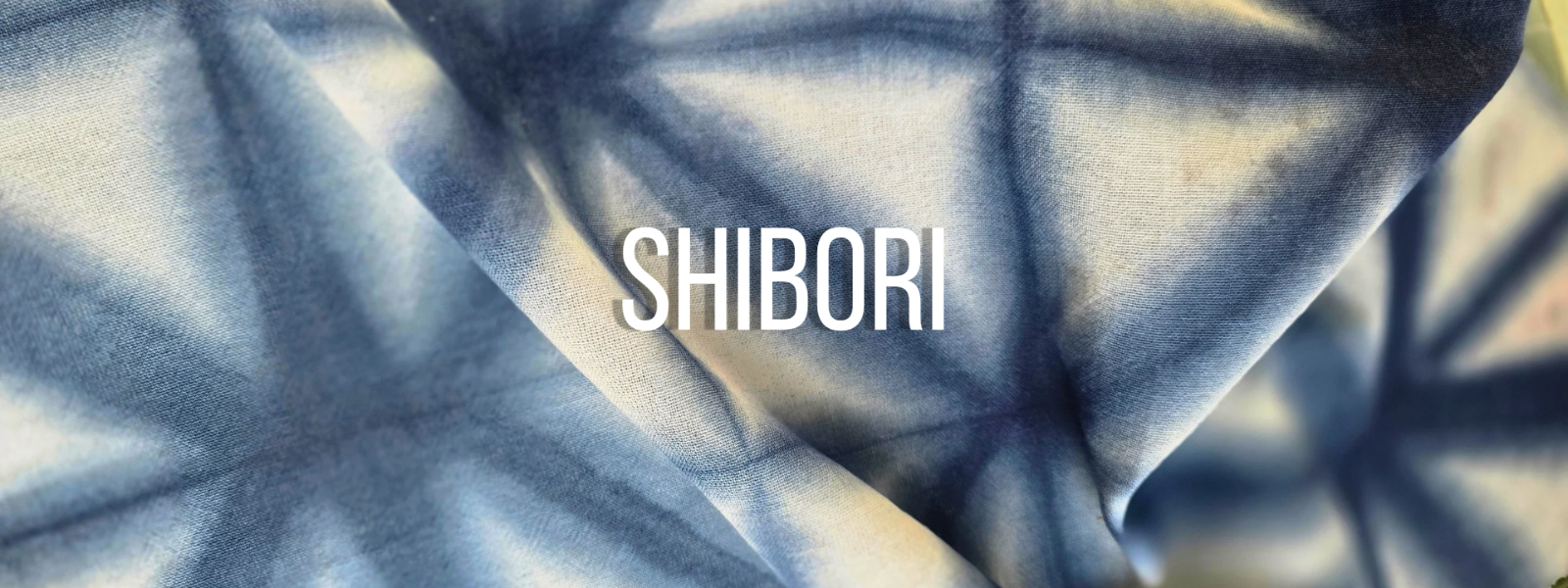 Aprendé técnicas de teñido artesanal Shibori. Guía digital con recetas, pliegues y secretos para estampar telas a mano sin errores.