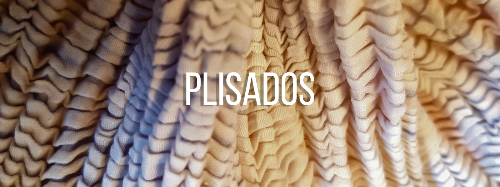 Guía técnica de plisado artesanal de telas en casa. Aprendé a construir moldes de papel y fijar tablas, pliegues y texturas permanentes en textiles con calor.