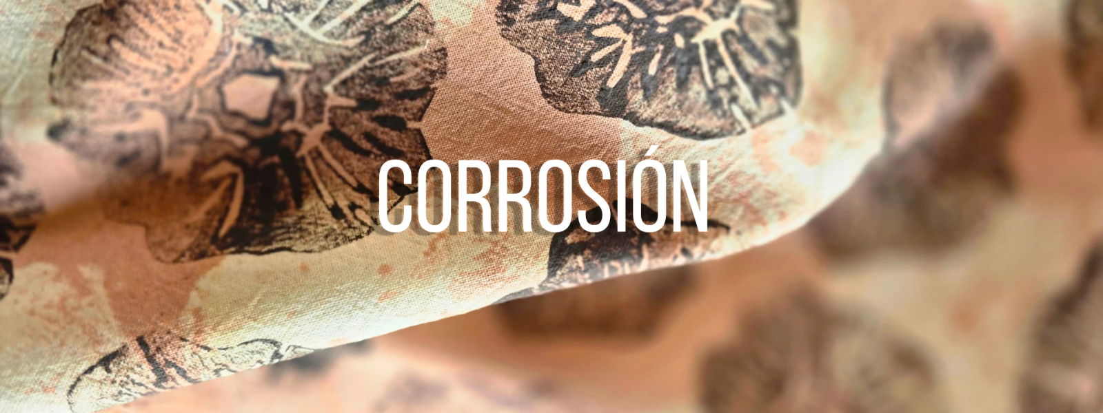 Manual de estampado por corrosión textil. Técnicas y recetas artesanales para desgastar el color de las telas y crear diseños únicos mediante decoloración controlada.