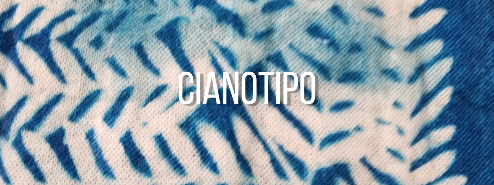 Guía paso a paso de cianotipia textil artesanal. Aprendé a estampar telas con luz solar y fotografía usando la fórmula clásica de cianotipo para diseños azules únicos.