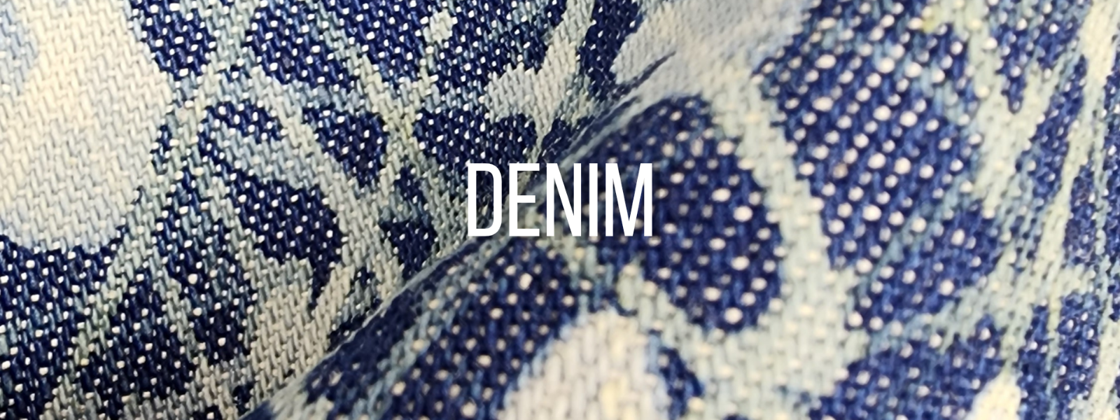 Manual de intervención y reciclado de denim artesanal. Técnicas de desgaste, teñido y estampado para transformar camperas y pantalones de jean con diseño de autor.
