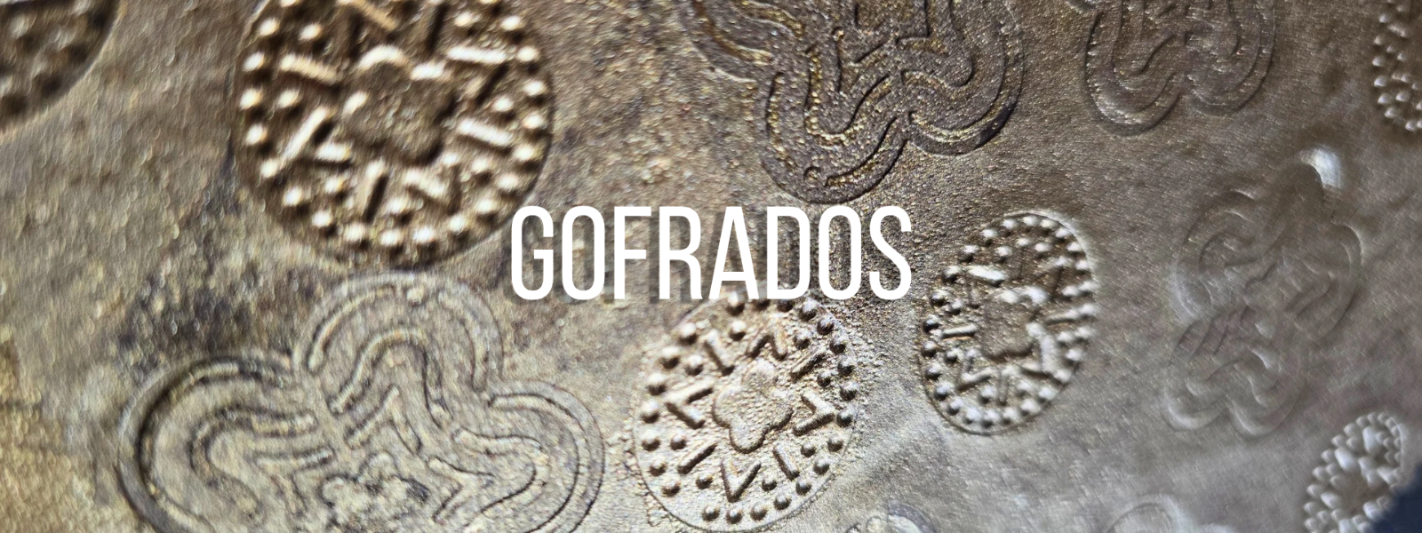 Manual digital de gofrado textil artesanal. Aprendé la técnica paso a paso para estampar telas con relieve y texturas permanentes usando calor en tu taller.