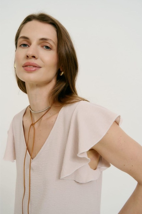 Blusa de cey escote en V y manga volados