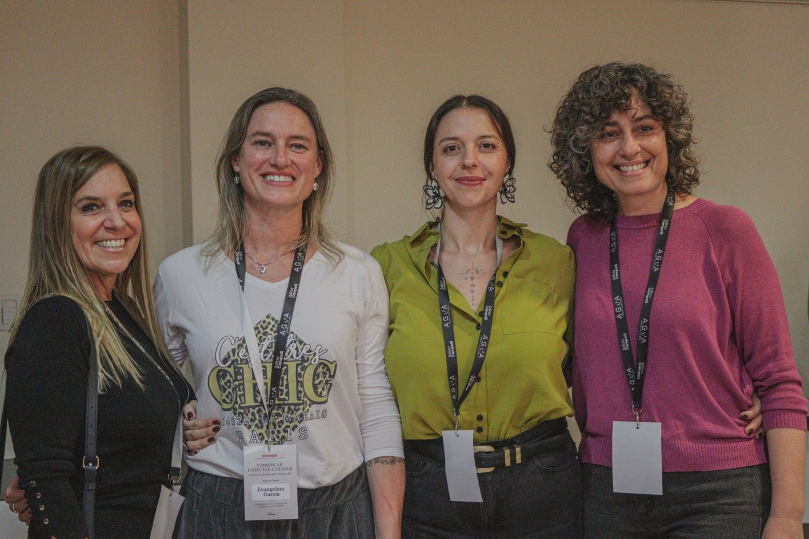 Julieta junto a tres participantes de uno de sus encuentros