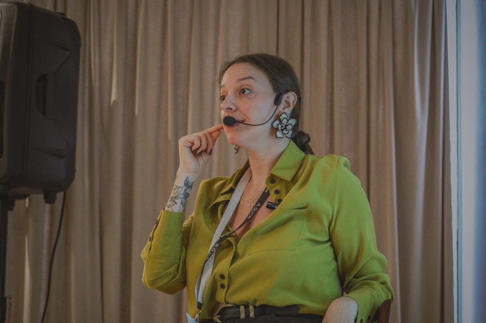 Julieta Campelli escuchando con atención durante una charla