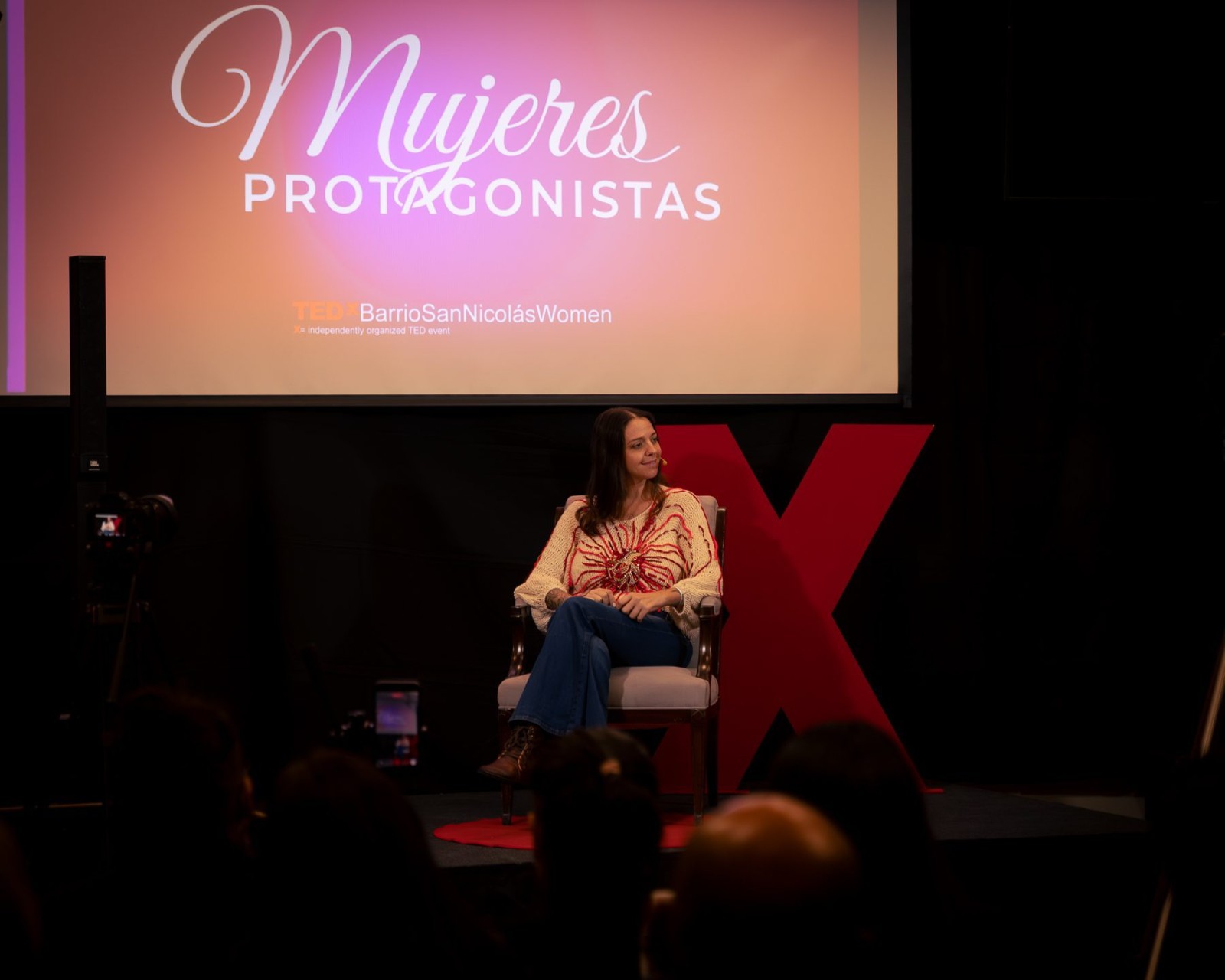 Julieta en el escenario de TEDx Barrio San Nicolás Women