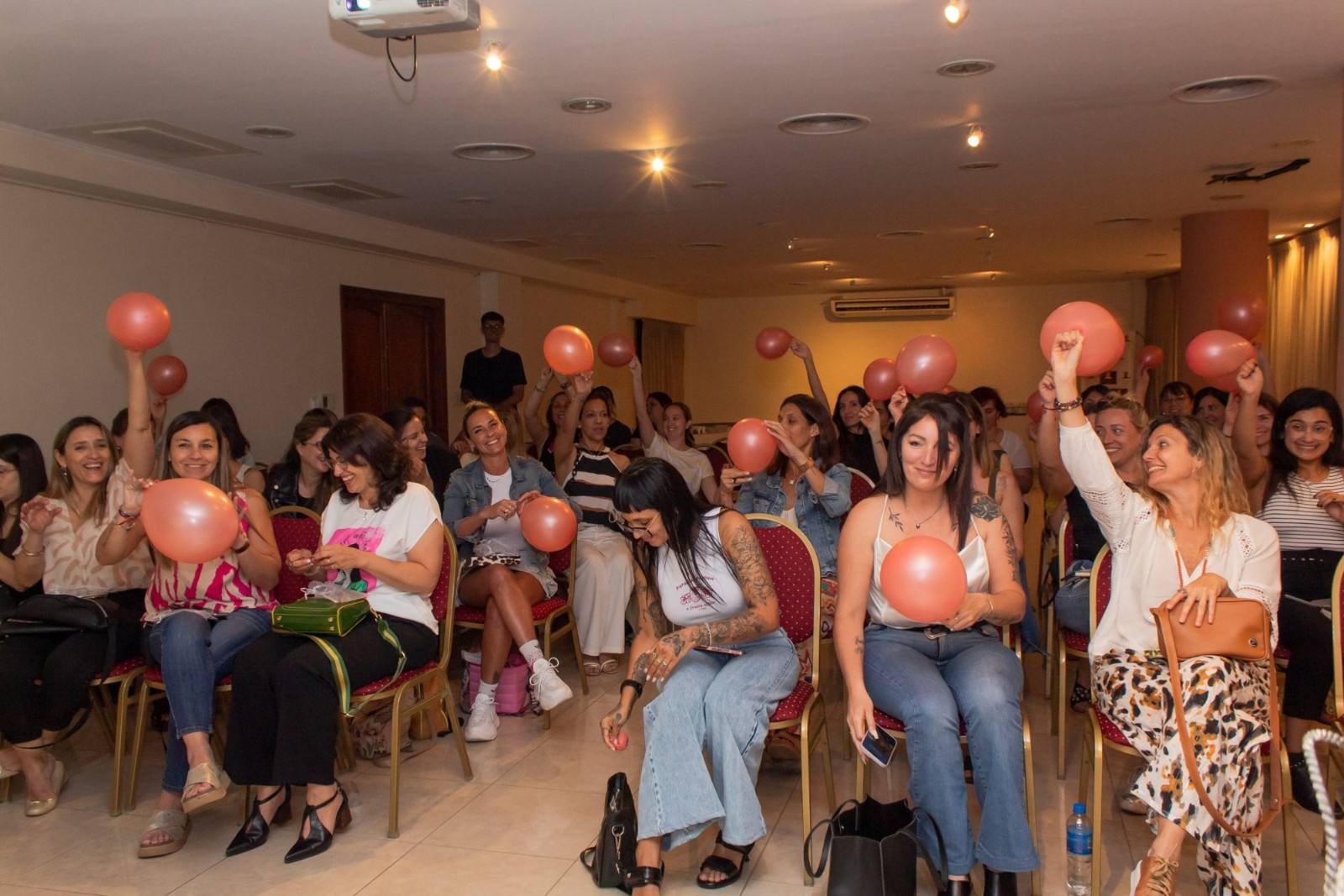 Integrantes riendo y levantando globos en un encuentro de Julieta