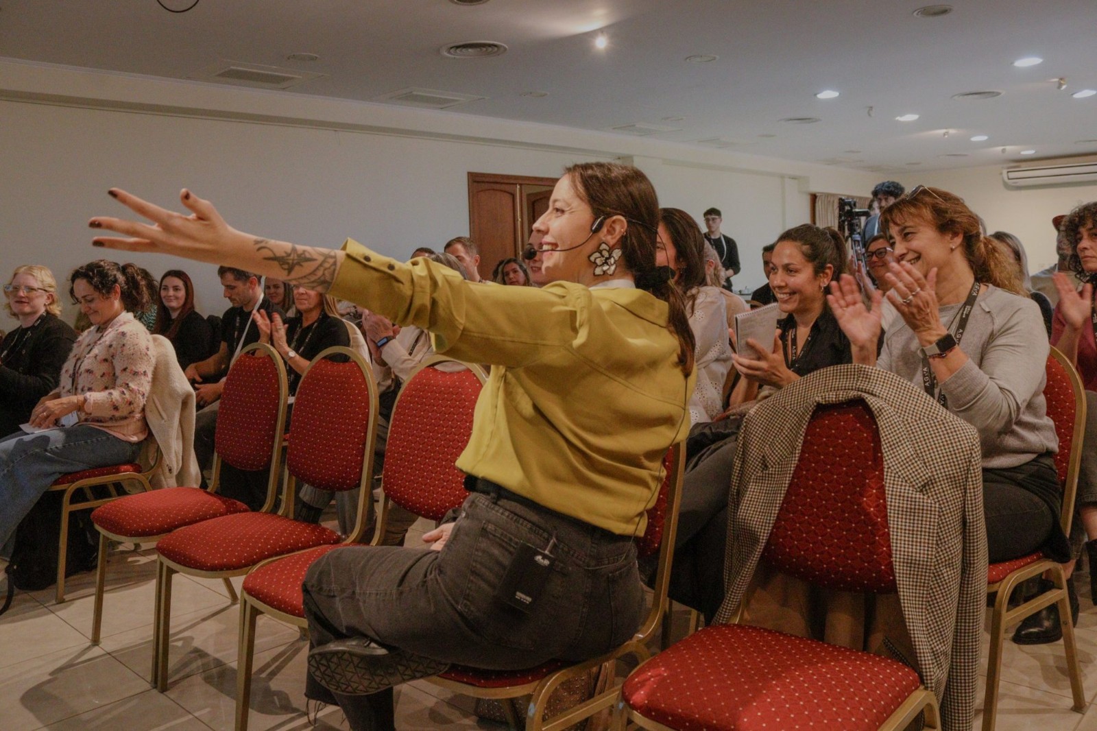 Julieta celebrando con las integrantes que aplauden en un encuentro