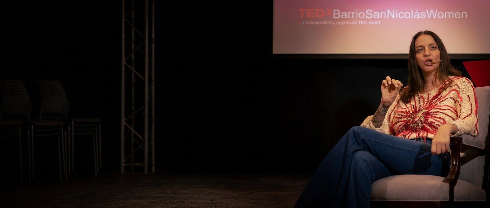 Julieta Campelli hablando en el escenario de TEDx Barrio San Nicolás Women
