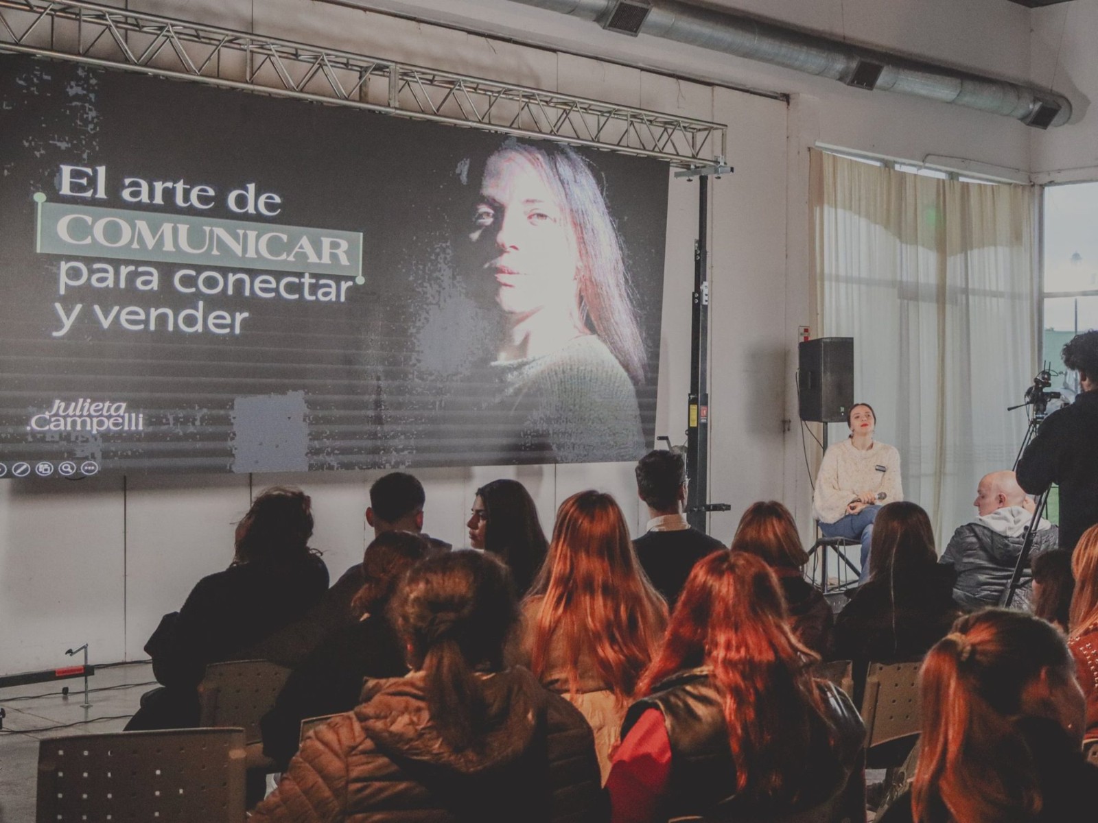 Público escuchando a Julieta en su charla El arte de comunicar para conectar y vender